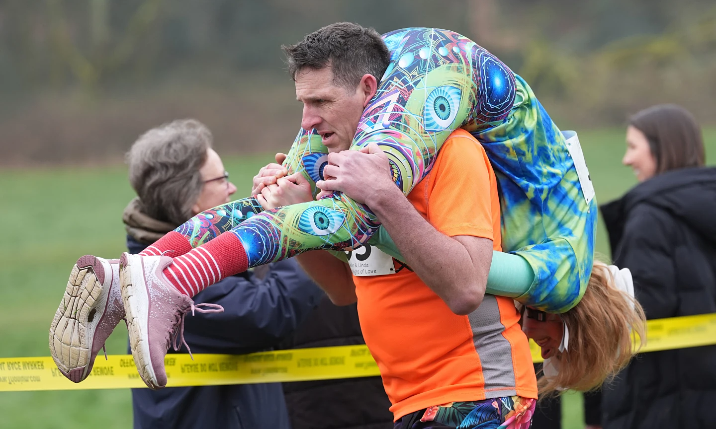 Hàng chục cặp đôi tranh giải vô địch cõng vợ tại Anh ​​​​​​​