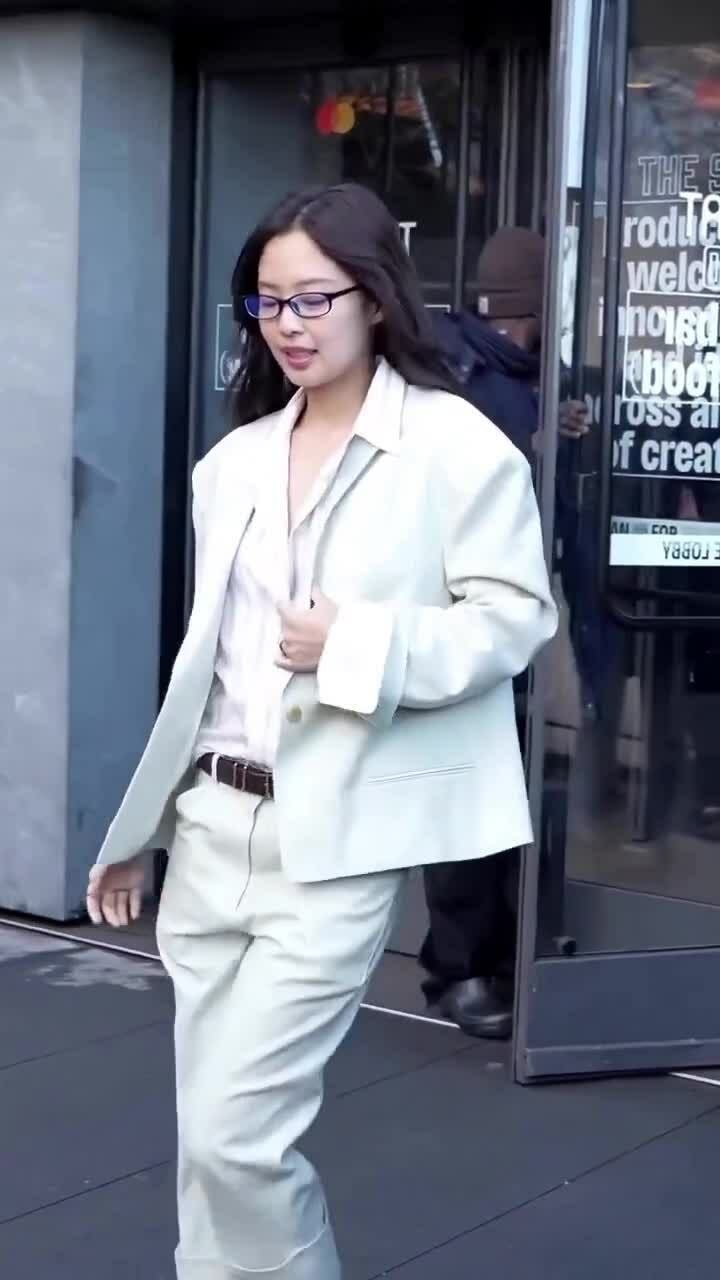 Jennie diện suit quá khổ