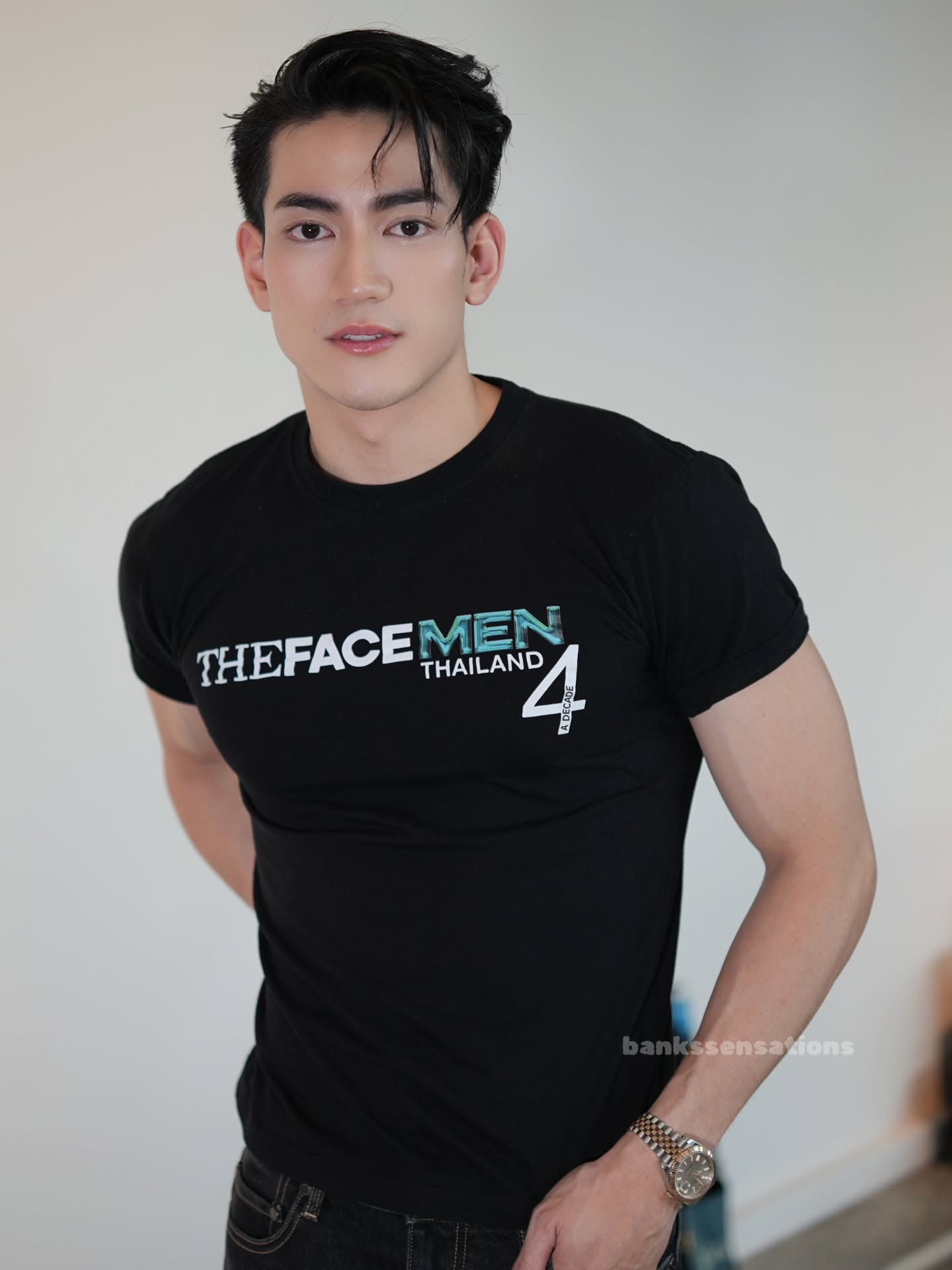 Lincoln Bùi tạo dáng ở họp báo ra mắt The Face Men Thailand 4