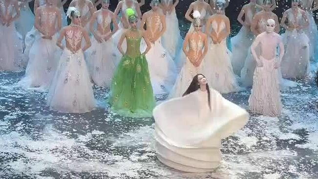 Diễn viên Phạm Cảnh Nguyệt trong phần chào kết vở 'Khổng tước'