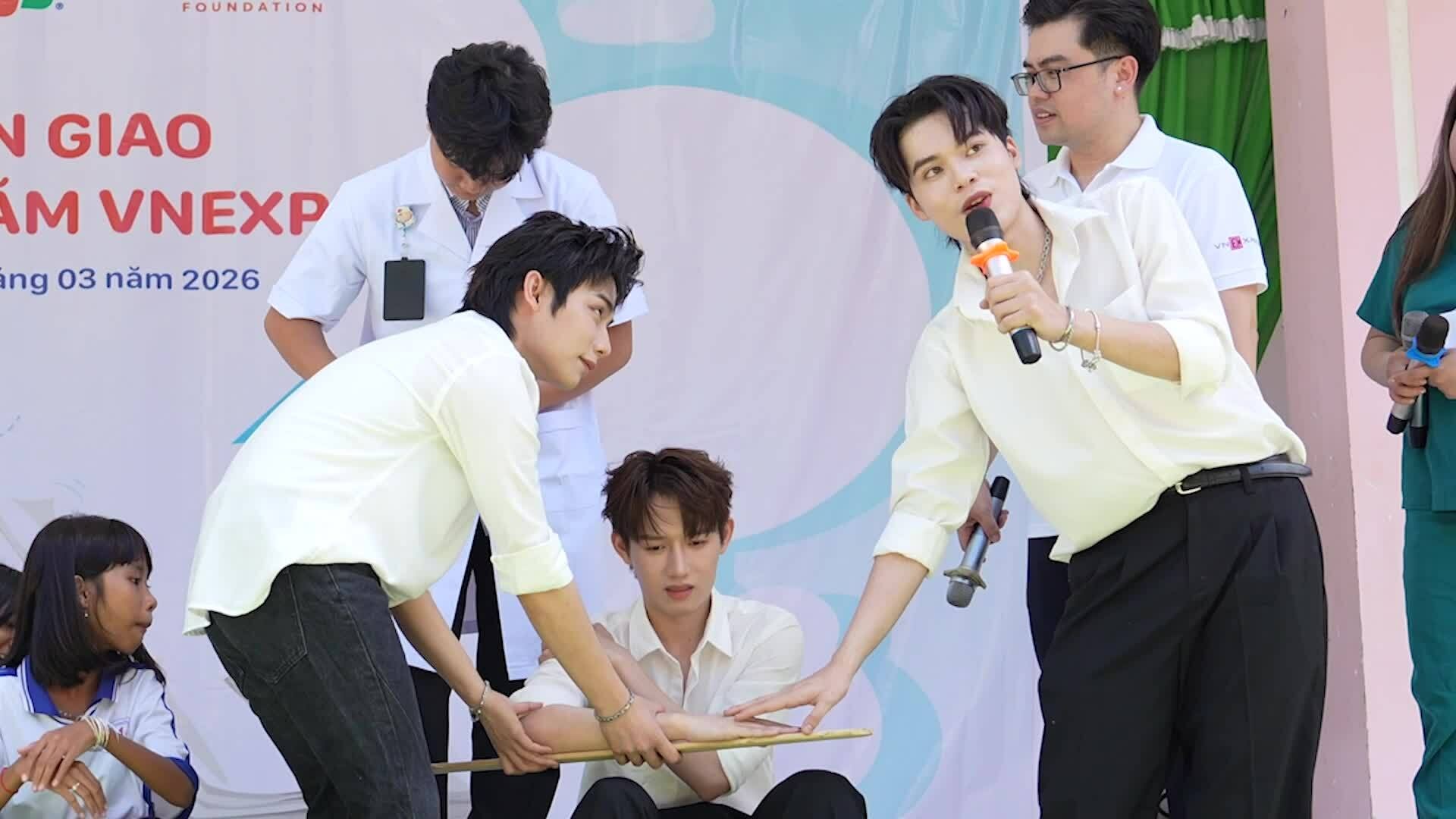 Nghệ sĩ sơ cứu. Video: Công Khang - Trung Kiên