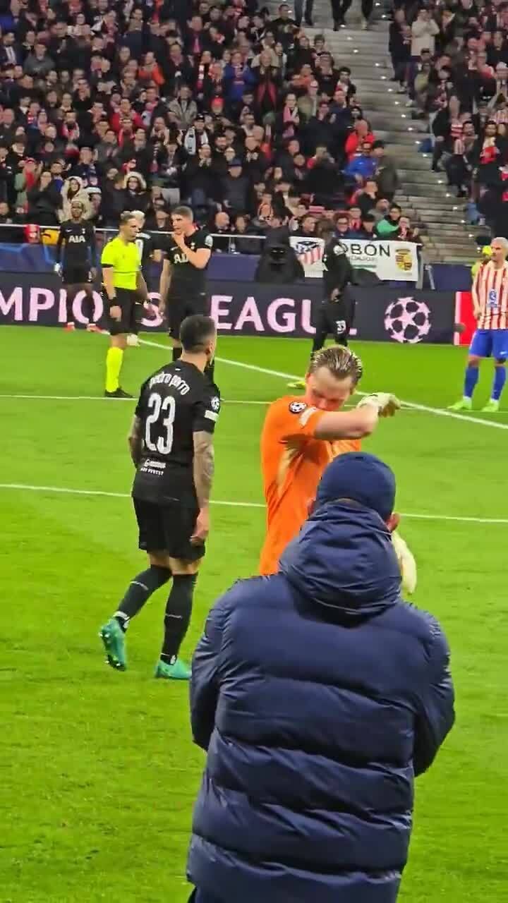 HLV Igor Tudor (đội mũ lưỡi trai) phớt lờ khi Kinsky rời sân