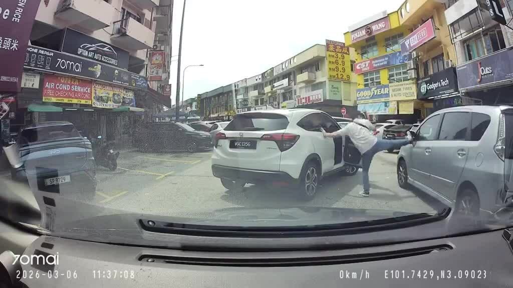 Tài xế bẻ gãy gương chiếu hậu ôtô đỗ chắn lối