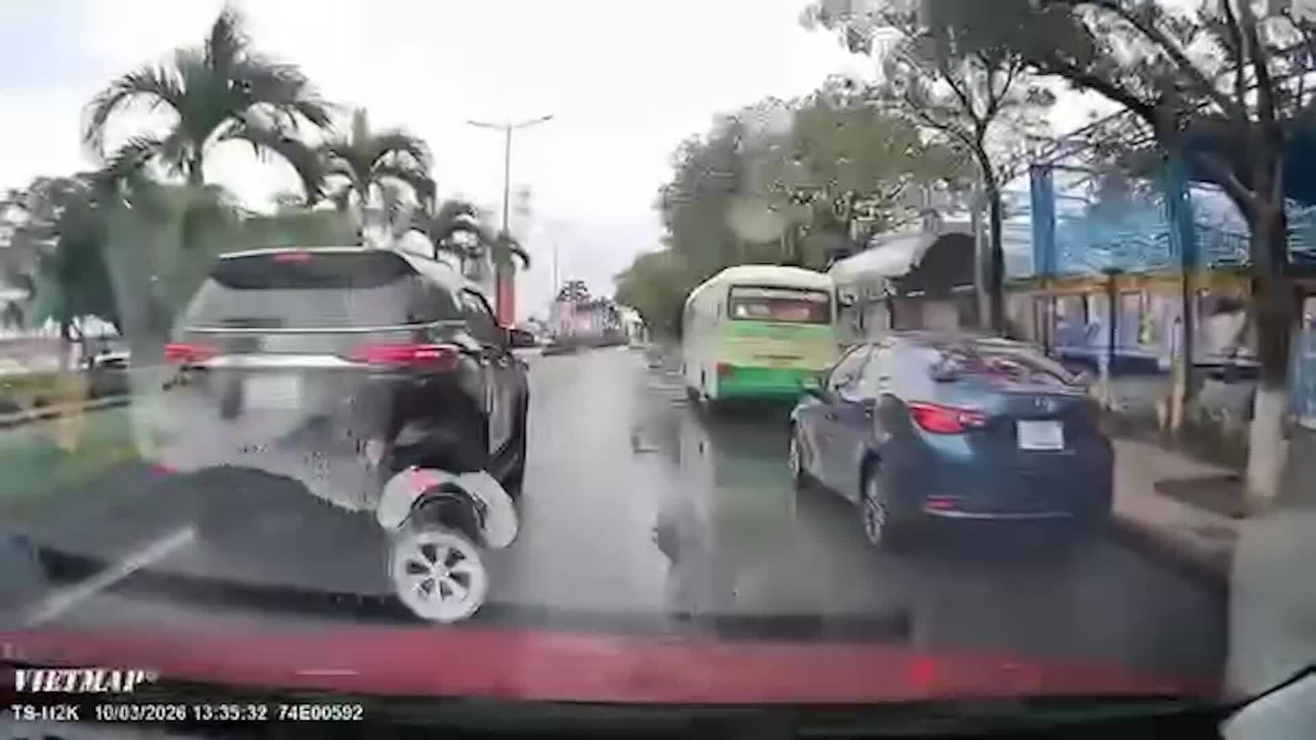 Tài xế dừng xe giữa đường, không cho xe sau vượt bị phạt 5 triệu đồng