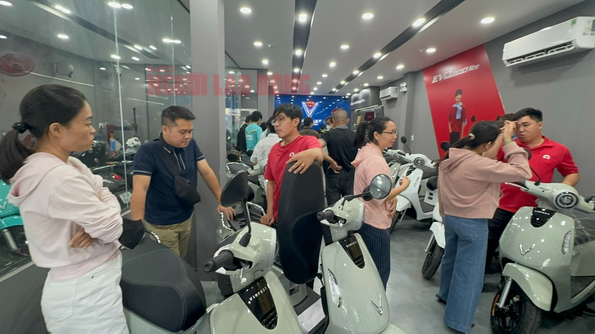 Xu hướng mua xe máy điện tăng vọt khi giá xăng cao tại TPHCM năm 2026 - Ảnh 1.