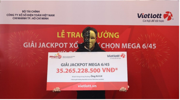 Mua vé số Vielott theo ngày sinh cháu nội, một người ở TP HCM trúng thưởng hơn 35,2 tỉ đồng. - Ảnh 1.