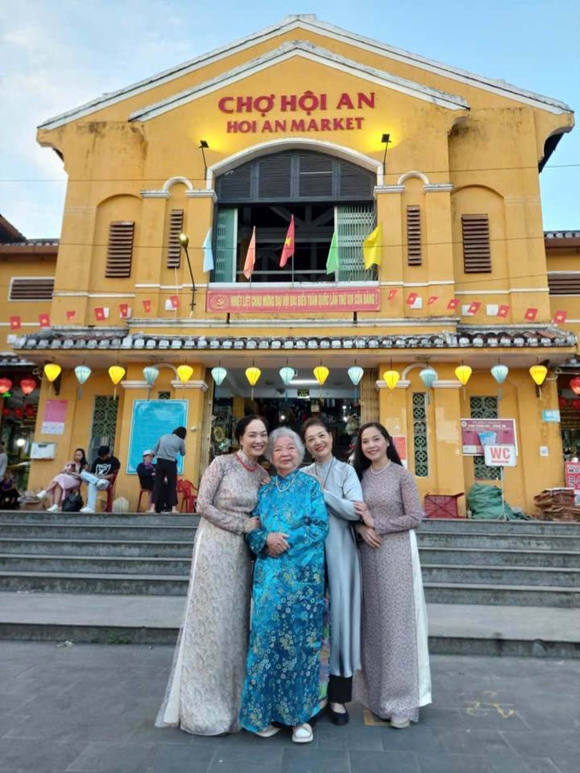 NSƯT Lê Vi vừa trở về Việt Nam cùng NSND Lê Khanh, NSƯT Lê Vân đưa mẹ đi du lịch.