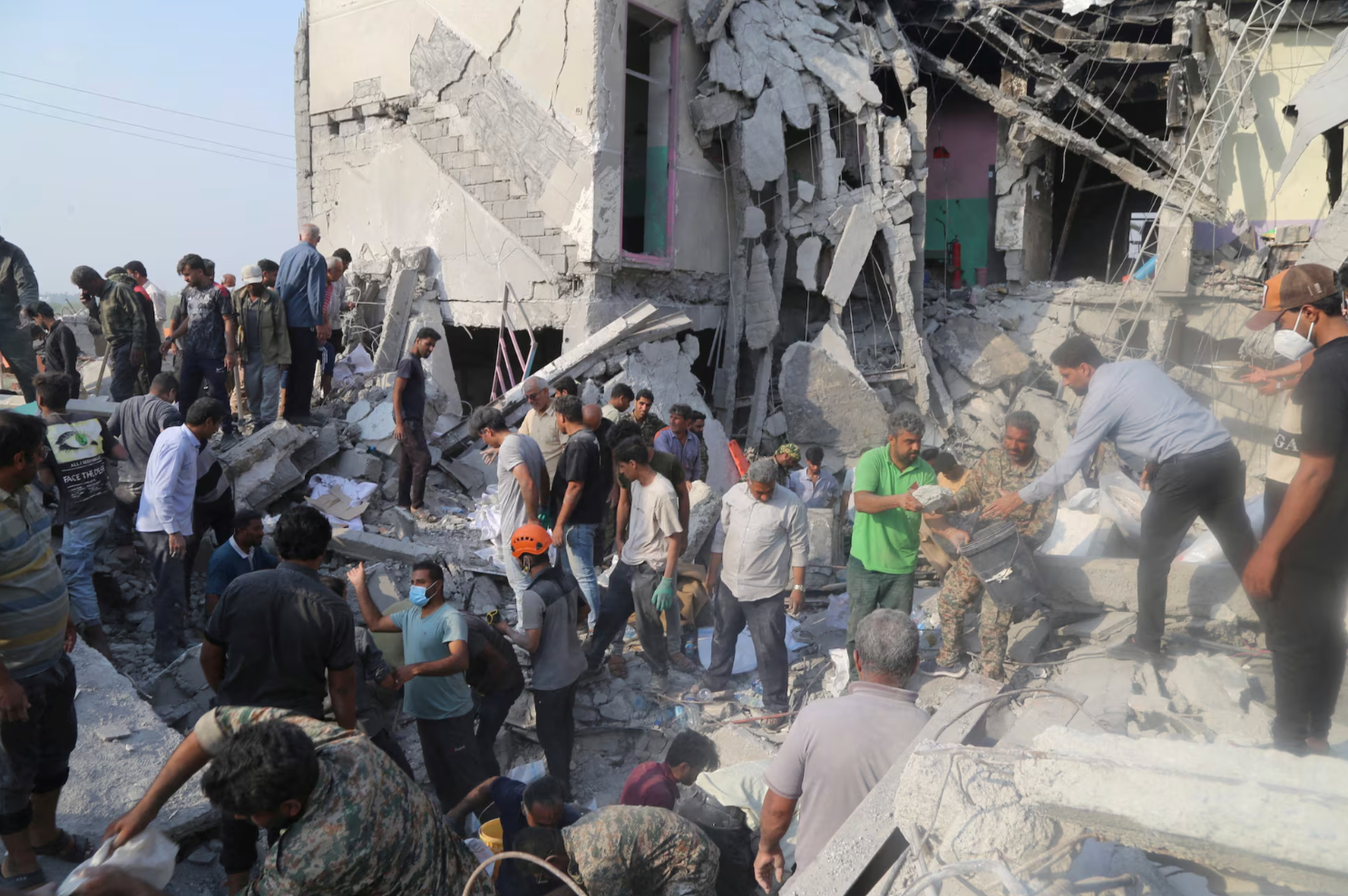 Cuộc tấn công vào trường nữ sinh ở Iran khiến 175 người thiệt mạng. (Ảnh: Reuters)