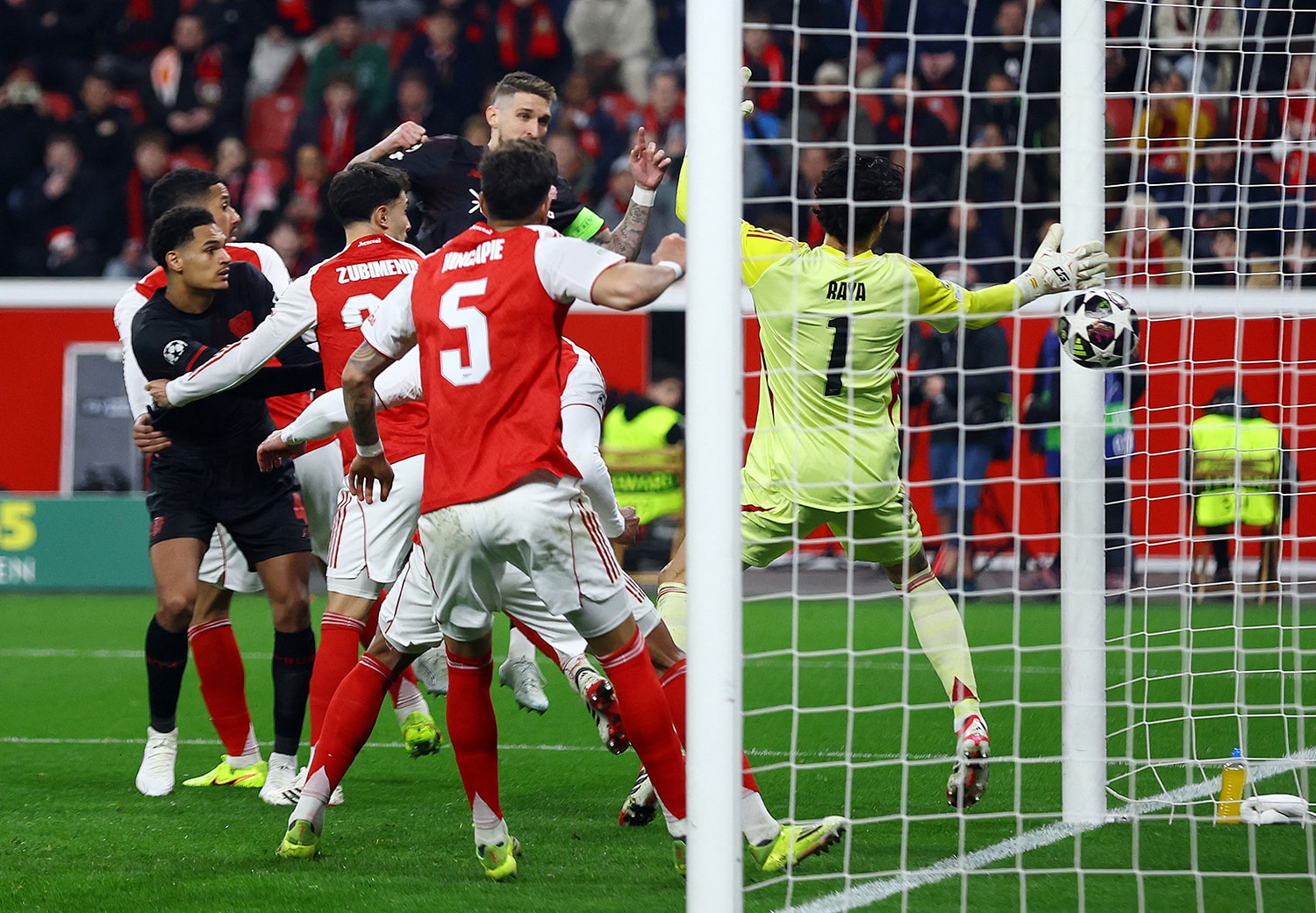 Robert Andrich ghi bàn mở tỷ số trận Bayer Leverkusen gặp Arsenal. (Ảnh: Reuters)