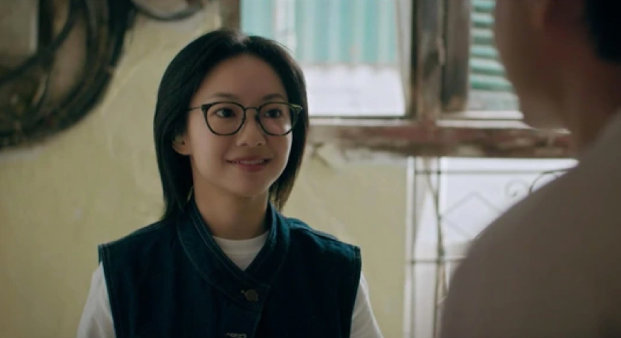 Trong phim, Hoàng Hà vào vai cô gái khiếm thính, sống nội tâm, độc lập và giàu nghị lực. Nhân vật này đòi hỏi diễn xuất tiết chế, ít thoại nhưng nhiều tầng cảm xúc, buộc diễn viên phải truyền tải nội tâm thông qua ánh mắt, cử chỉ và nhịp diễn rất nhỏ.