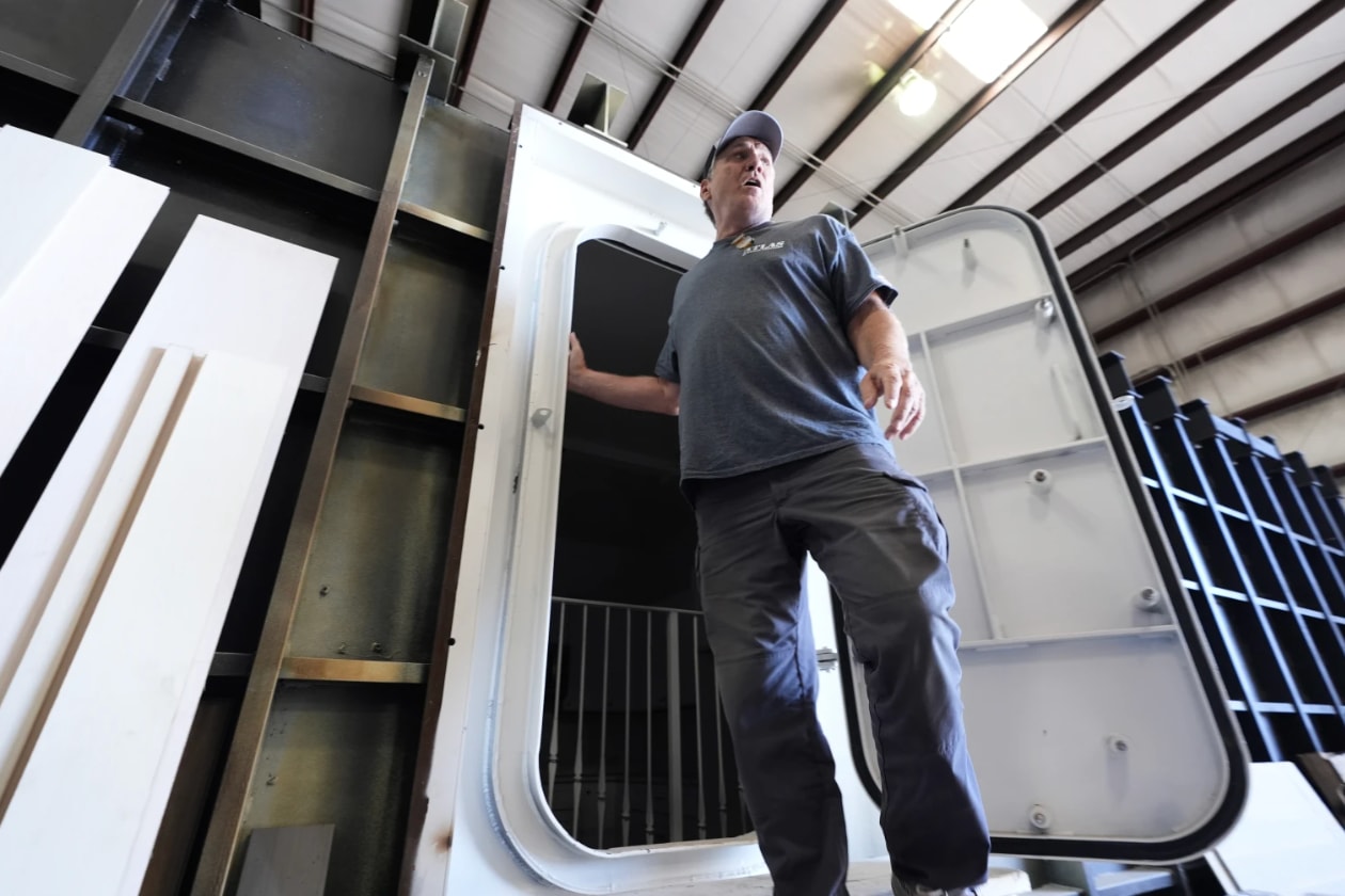 Ron Hubbard, chủ sở hữu của Atlas Survival Shelters, giới thiệu về hầm trú ẩn mà công ty ông đang xây dựng cho một khách hàng trong chuyến tham quan cơ sở sản xuất của mình tại Sulphur Springs, Texas. (Nguồn: AP)