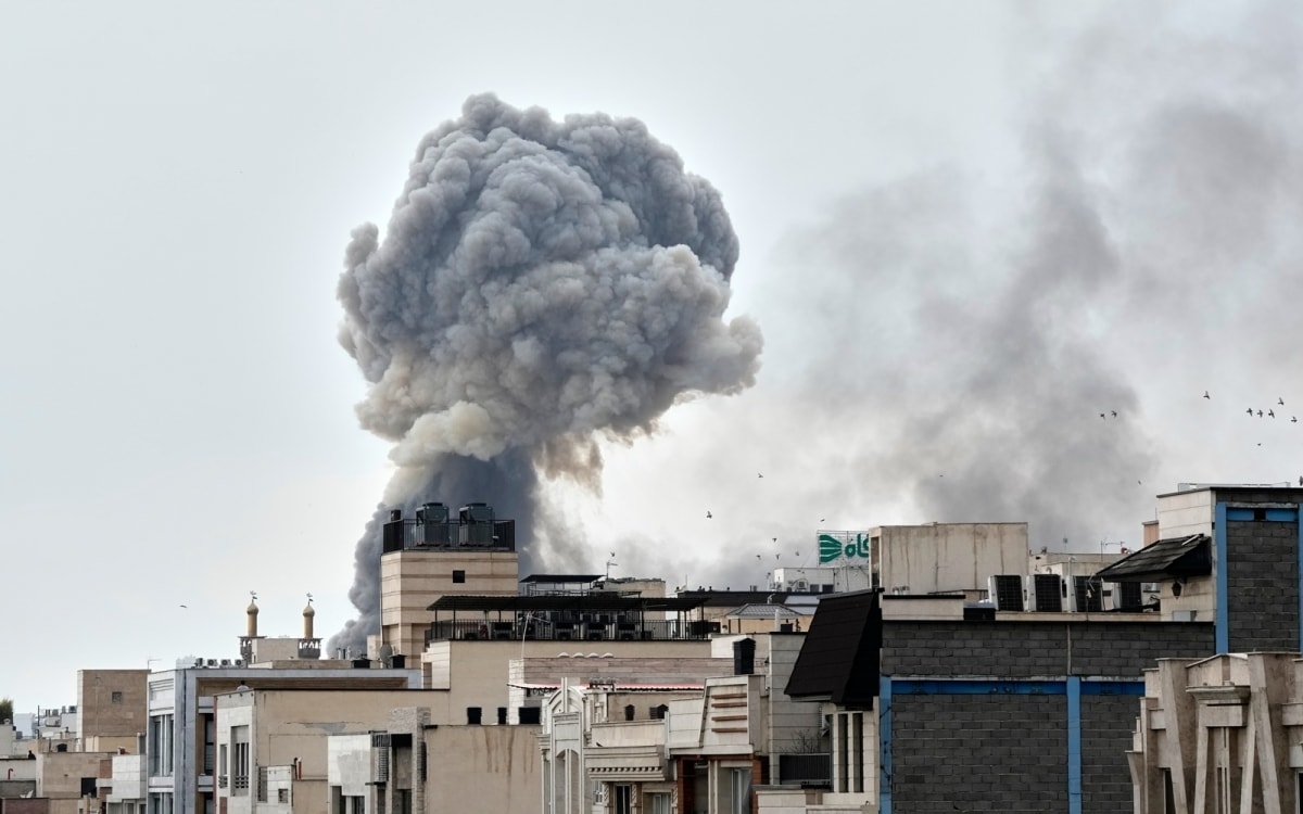 Khói đen bốc cao tại Tehran khi Mỹ - Israel tập kích thủ đô của Iran. Ảnh: AP.