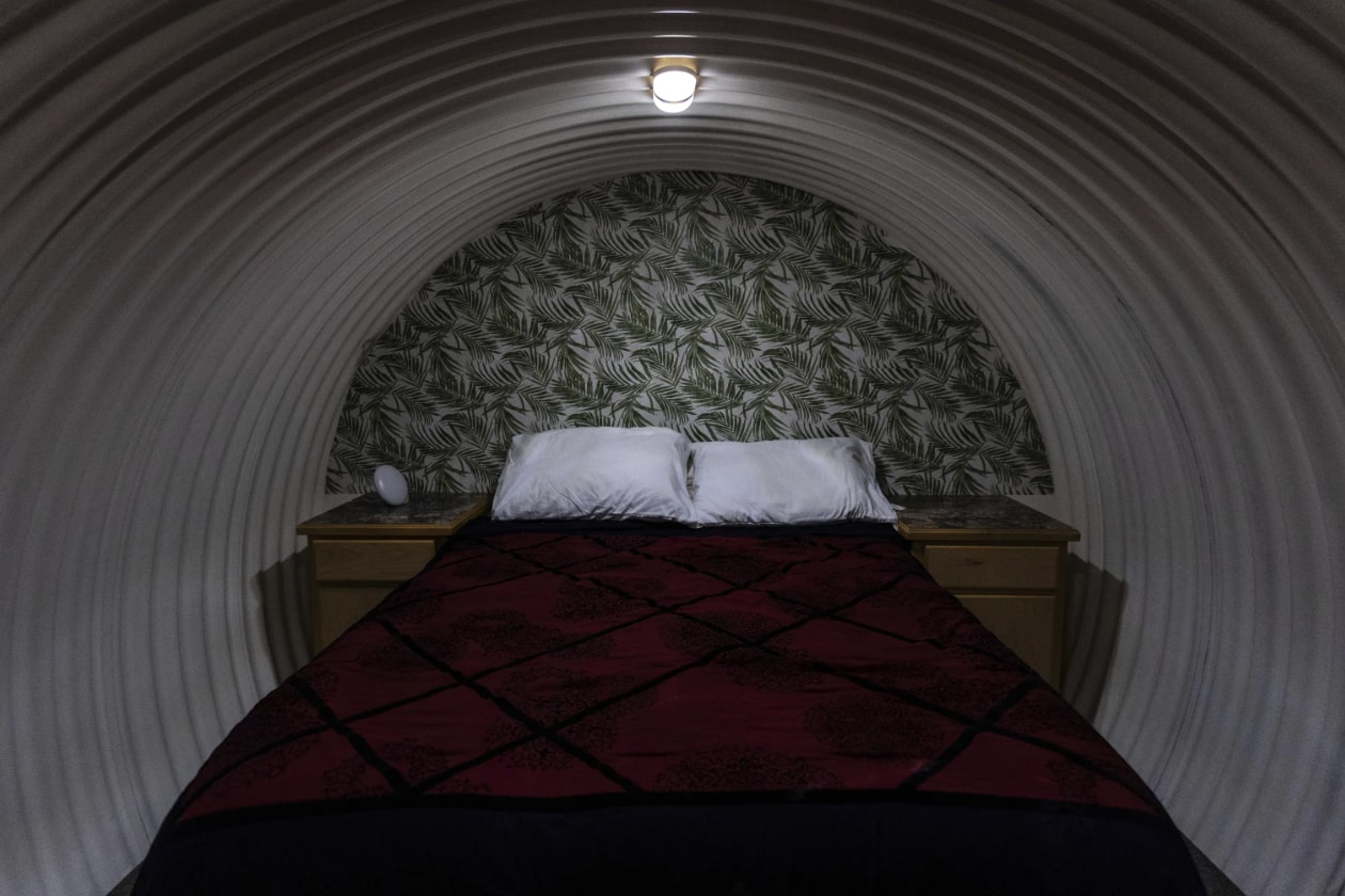 Phòng ngủ bên trong một căn hầm trú ẩn dưới lòng đất. (Nguồn: AP)