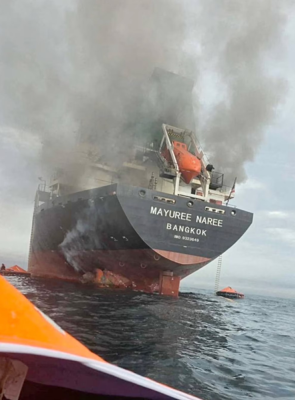 Tàu chở hàng Mayuree Naree treo cờ Thái Lan bốc khói đen dày đặc tại eo biển Hormuz. (Nguồn: Reuters)