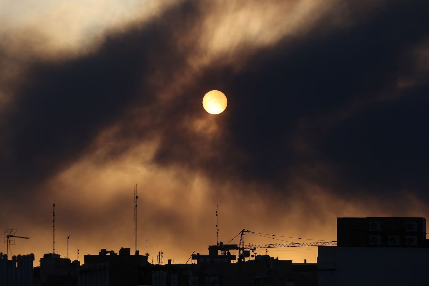 Khói bốc lên ở Tehran sau một vụ nổ trong các cuộc không kích của lực lượng Mỹ và Israel. (Ảnh: Majid Asgaripour/WANA qua Reuters)