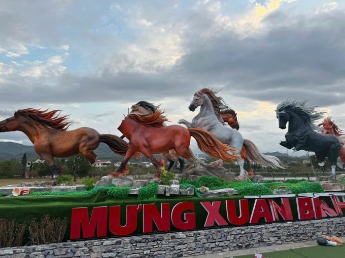 Cụm linh vật ngựa bị chặt phá mất nhiều bộ phận. Ảnh: NKT