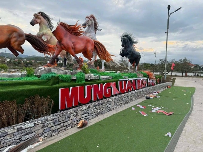 Khu vực trưng bày cụm linh vật ngựa vương nhiều mảnh vỡ. Ảnh: NKT