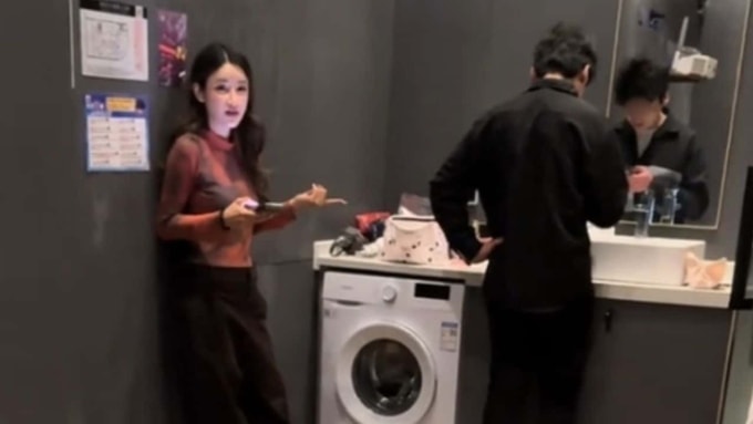 Khoảnh khắc nữ du khách thái bắt gặp người lạ trong phòng. Ảnh: @tyatida