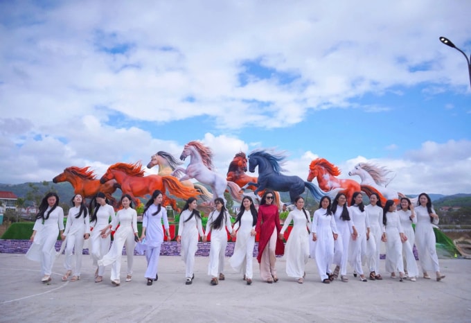 Du khách check in cụm linh vật ngựa ở Lao Bảo dịp Tết Bính Ngọ 2026. Ảnh: Trúc Dương