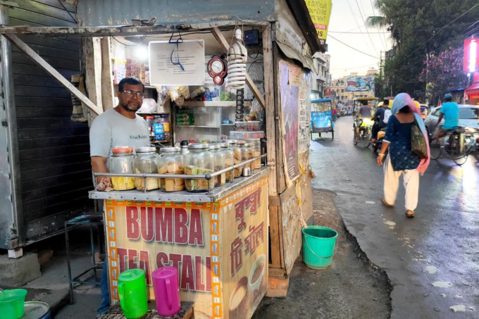 Ông Abhijit Chakraborty, chủ một quán trà ở Kolkata, Ấn Độ, lo ngại rằng giá khí đốt nấu ăn tăng cao có thể ảnh hưởng đến thu nhập của gia đình. Ảnh: DEBARSHI DASGUPTA