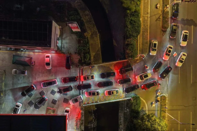 Các tài xế xếp hàng chờ đổ xăng tại Nam Kinh, Trung Quốc, trước đợt tăng giá xăng và dầu diesel trên toàn quốc, ngày 9/3. Ảnh: AFP