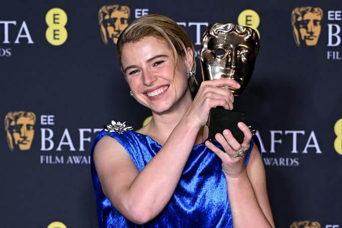 Jessie Buckley nhận cúp Nữ chính xuất sắc BAFTA hôm 22/2. Ảnh: AFP