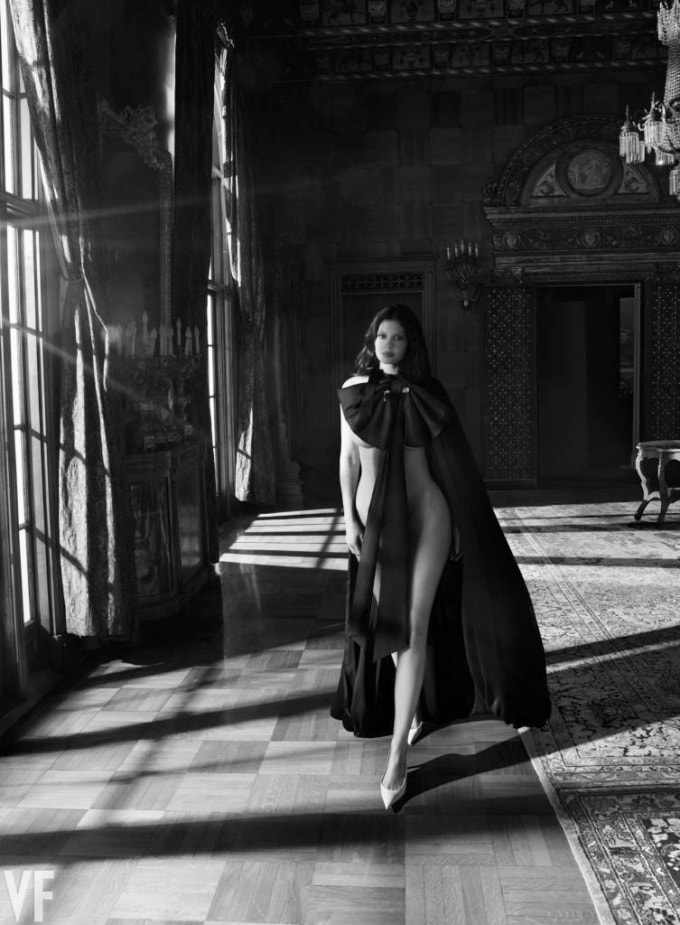 Kylie Jenner mặc áo choàng Chanel, chụp ảnh bán nude.  Ảnh: Vanity Fair