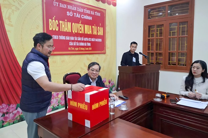 Khách hàng bỏ phiếu tham gia bốc thăm mua vàng, sáng 12/3. Ảnh: Hùng Lê