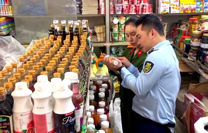 Cơ quan chức năng kiểm tra cơ sở bán hàng không nhãn mác, có dấu hiệu mất an toàn vệ sinh thực phẩm. Ảnh: Lam Sơn