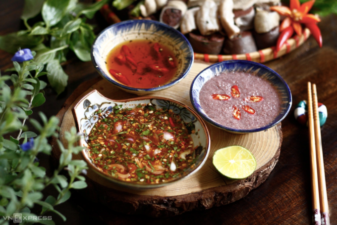 Người Việt thường có thói quen ăn đa dạng các nước chấm. Ảnh: Bùi Thủy