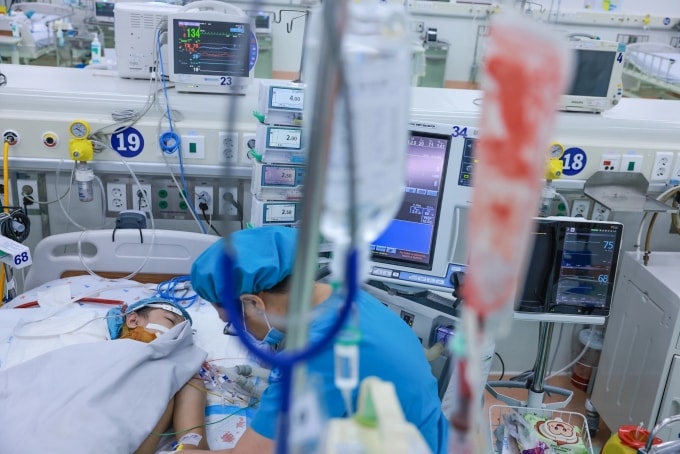 Bệnh nhân điều trị sốt xuất huyết phải thở máy, lọc máu, chạy ECMO, chi phí có thể lên đến hàng trăm triệu đồng. Ảnh: Ngô Trần Hải An