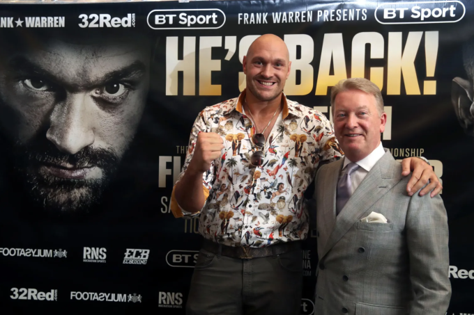 Frank Warren (phải) và cựu vô địch quyền Anh hạng nặng Tyson Fury. Ảnh: The Sun