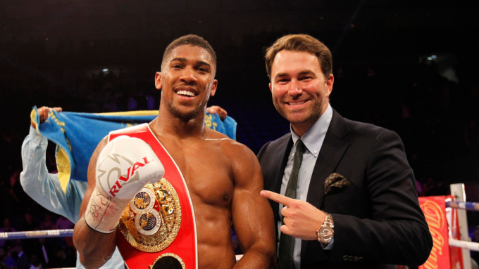 Eddie Hearn (phải) và cựu vô địch quyền Anh hạng nặng người Anh Anthony Joshua. Ảnh: Sky Sports