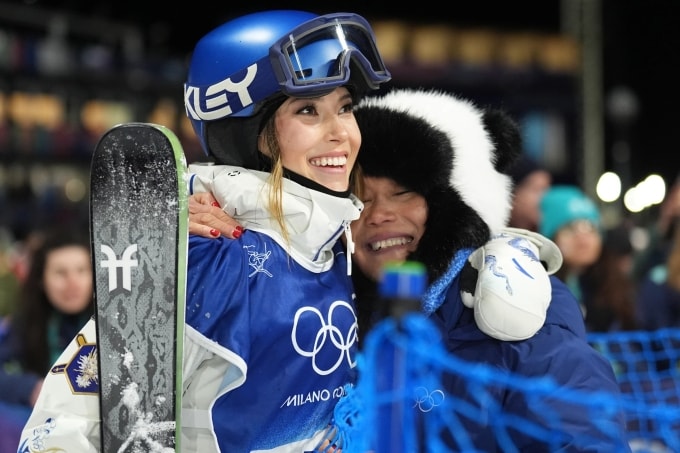 Eileen Gu và mẹ Yan GU sau vòng loại nội dung slopestyle, môn trượt tuyết tự do nữ, Olympic mùa Đông tại công viên tuyết Livigno, thị trấn Valtellina, vùng Lombardy, Italy ngày 9/2/2026. Ảnh: AP