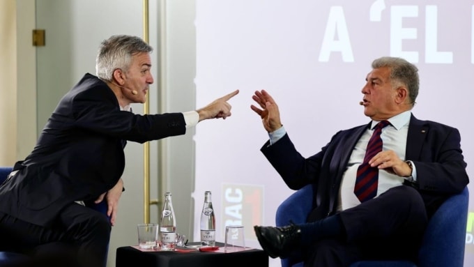 Font (trái) và Laporta trong một cao trào tranh luận. Ảnh: EFE