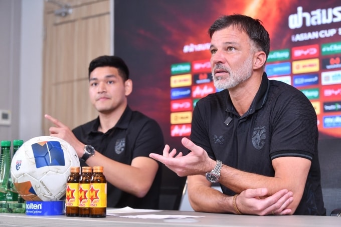HLV Anthony Hudson tham dự họp báo vào chiều 12/3/2026, để công bố danh sách đội tuyển Thái Lan chuẩn bị cho trận gặp Turkmenistan ở vòng loại cuối Asian Cup 2027. Ảnh: ThailandNT