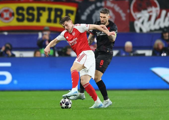 Viktor Gyokeres bị Robert Andrich theo sát. Ảnh: Reuters