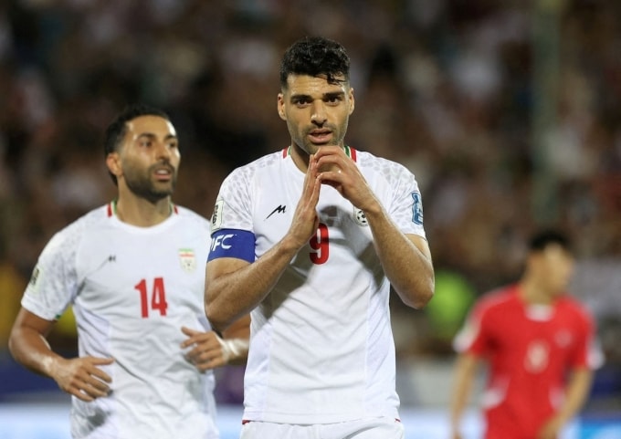 Mehdi Taremi mừng bàn nâng tỷ số 2-0 cho Iran trong trận gặp Triều Tiên ở vòng loại châu Á của World Cup 2026 trên sân Azadi, thành phố Tehran, Iran ngày 10/6/2025. Ảnh: Reuters