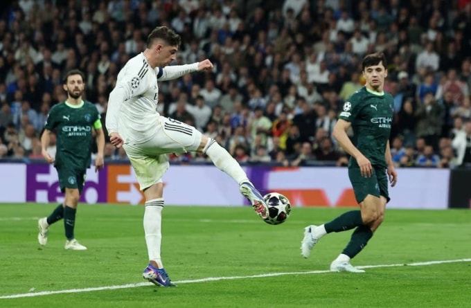 Valverde vô lê ấn định chiến thắng trận Real 3-0 Man City ở lượt đi vòng 1/8 Champions League tối 11/3. Ảnh: Reuters