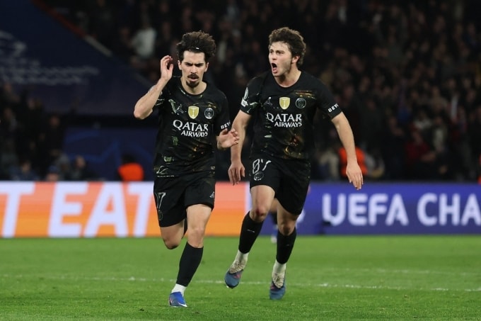 Vitinha (trái) mừng bàn nâng tỷ số lên 3-2 cùng đồng đội Neves, trên sân Parc des Princes, Paris, Pháp hôm 11/3. Ảnh: Reuters