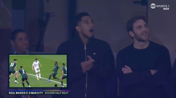 Tiền vệ Bellingham (giữa) ngỡ ngàng trước cú dứt điểm của đồng đội Valverde. Ảnh chụp màn hình