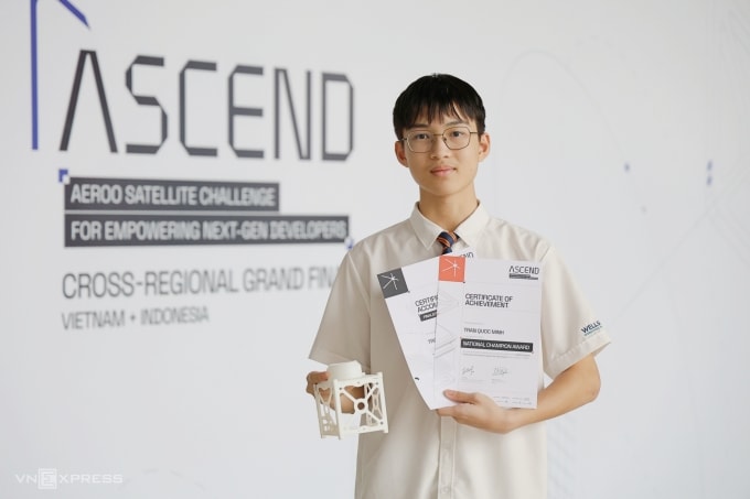 Quốc Minh đại diện nhóm nhận giải nhất cuộc thi thiết kế vệ tinh ASCEND, hôm 7/3. Ảnh: Thanh Hằng