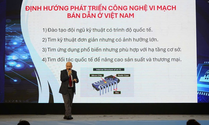 TS David Nghiêm trong một buổi chia sẻ về vi mạch tích hợp anten. Ảnh: NVCC