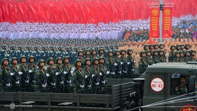 Chiến sĩ pháo binh trên xe tải kéo pháo diễu hành qua quảng trường Ba Đình, ngày 2/9/2025. Ảnh: Thanh Tùng