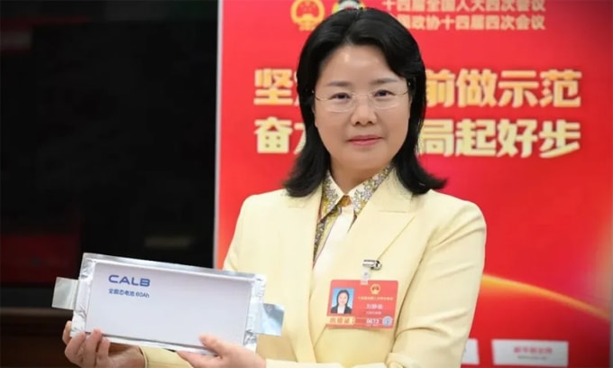 Pin 60 Ah với kích thước như quyển lịch để bàn của CALB. Ảnh: Sina