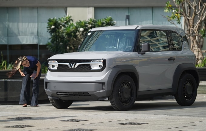 Khách hàng tham khảo mẫu VF 3 tại TP HCM. Ảnh: Thành Nhạn