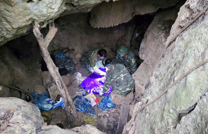 Hài cốt liệt sĩ nằm trong hang đá sâu khoảng 3 m. Ảnh: Đoàn Kinh tế - Quốc phòng 337