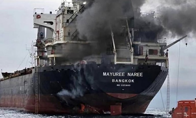 Tàu Mayuree Naree bốc cháy sau khi bị tấn công trên Eo biển Hormuz ngày 11/3. Ảnh: Precious Shipping