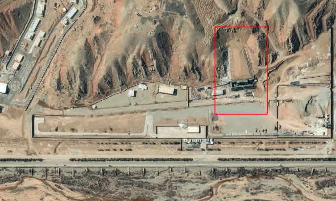 Cơ sở Taleghan 2 (khoanh đỏ) đã được gia cố và chưa bị tập kích trong ảnh chụp hôm 6/3. Ảnh: Vantor