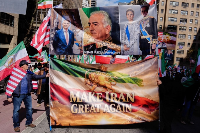 Những người ủng hộ chiến dịch của Mỹ - Israel tuần hành ở New York ngày 1/3. Họ cầm ảnh Reza Pahlavi, con trai cả của Mohammad Reza Pahlavi, Quốc vương cuối cùng của Iran, hiện là nhà hoạt động đối lập với chính phủ Iran.